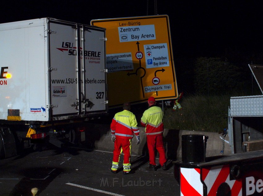 Einsatz BF Koeln PEINGEKLEMMT in Leverkusen P299.JPG